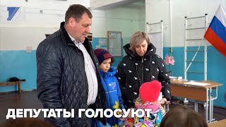 Депутаты голосуют